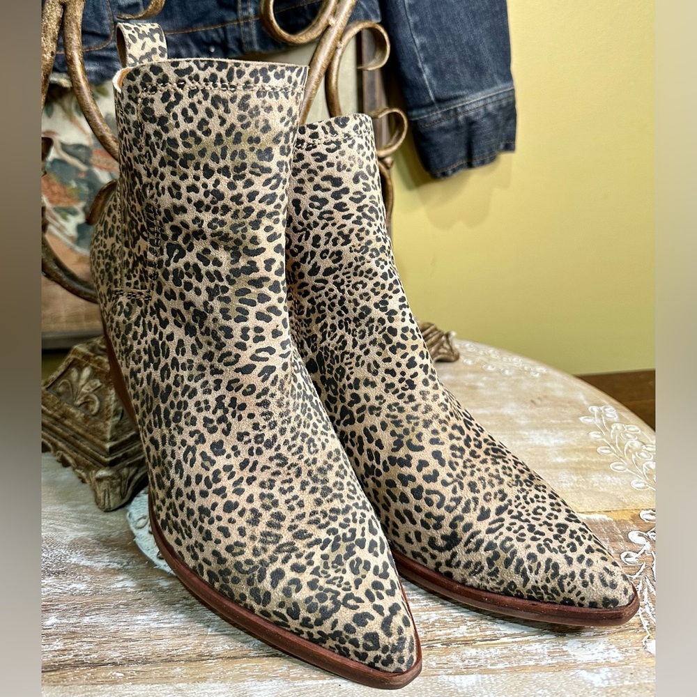 EUC Dolce Vita Dusted Suede Leopard Print Ankle Boots. Size 7.5